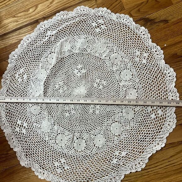 Vintage table doiley crocher big 26" Diameter - Picture 2 of 7